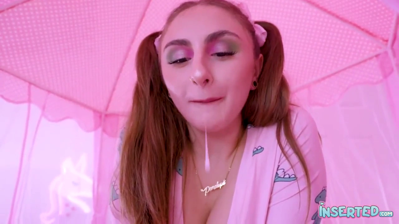 पेनेलोप के, एक शानदार श्यामला, अपने साथी को कामुक मुख-मैथुन देकर और उत्साहपूर्वक उसके लंड को चूसकर शुरुआत करती है।