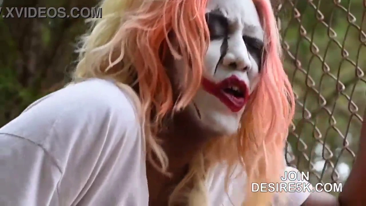 इस हॉट वीडियो में, जोकर नाम की एक खूबसूरत माँ हैलोवीन को सबसे सेक्सी तरीके से मनाने के लिए तैयार है। एक फूहड़ पोशाक पहने हुए, वह अपने साथी को कुछ शरारती मनोरंजन के लिए शामिल होने के लिए आमंत्रित करती है। उनके बीच की केमिस्ट्री बिजली की है, और कार्रवाई गर्म और भारी है।